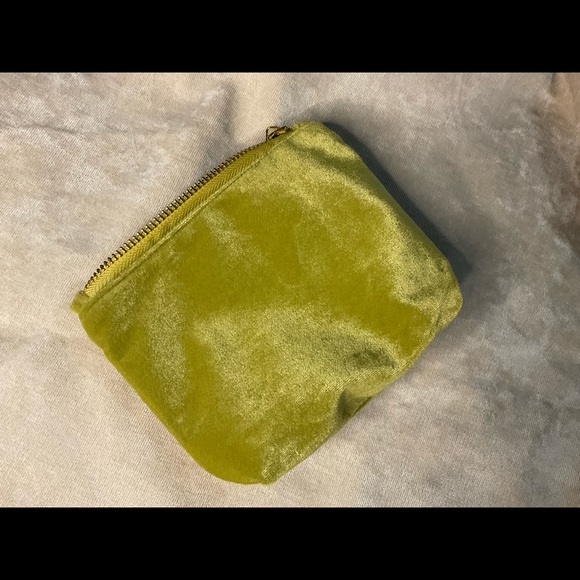 Powder Climbing Leopard Velvet Pouch - Picture 3 of 10